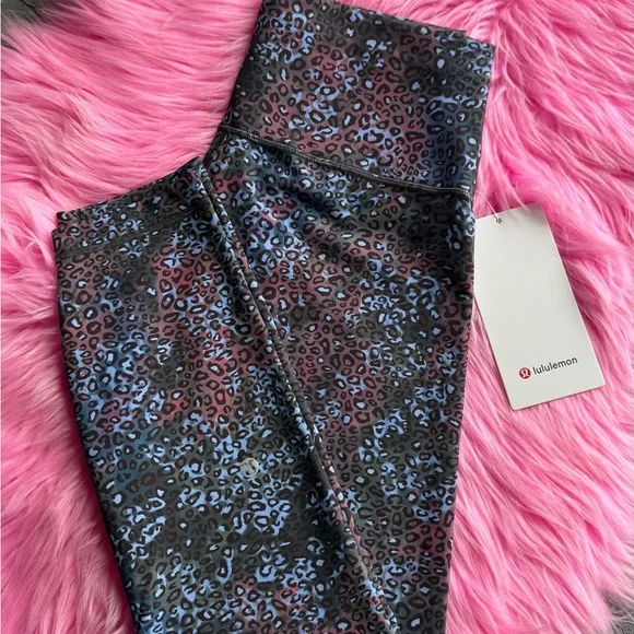Lululemon size 10 Wunder Train HR Tight 25"
Cosmic leopard multi - Picture 1 of 2